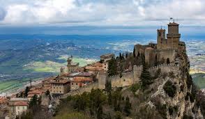 Nằm trên đỉnh núi Titano, giáp thành phố Rimini của Ý. San Marino chính là nước cộng hoà lâu đời nhất thế giới được thành lập từ thế kỉ thứ 4. Ảnh: CTV