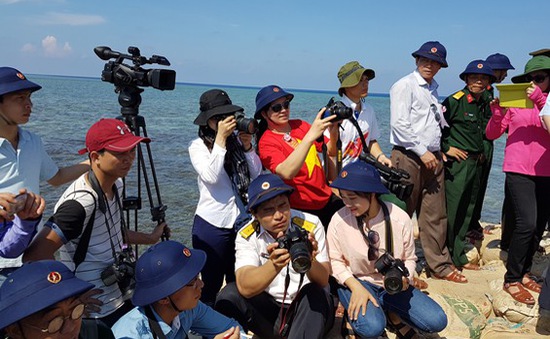 Các nhà báo tác nghiệp tại thực địa góp phần bảo vệ chủ quyền biển đảo của Tổ quốc. Ảnh: NV