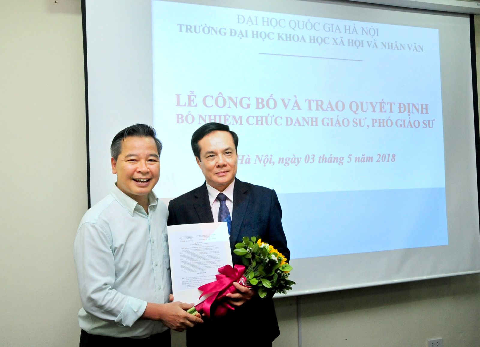 GS,TS. Phạm Quang Minh, Hiệu trưởng nhà trường trao quyết định bổ nhiệm cho PGS, TS. Lê Bá Trình (chuyên ngành Triết học).