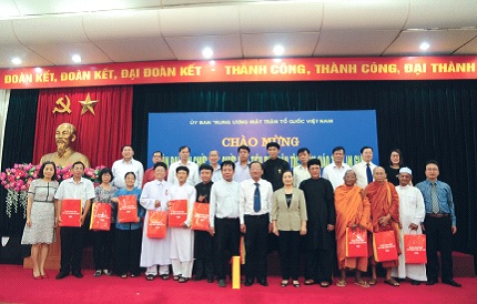 Phó Chủ tịch UBTƯ MTTQ Việt Nam Bùi Thị Thanh chụp ảnh lưu niệm cùng các đại biểu. 