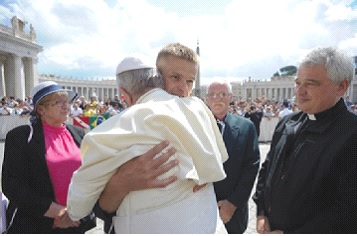 Đức Thánh Cha Phanxicô ôm chào anh Tomasz Komenda. Ảnh: AP