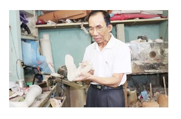 Cựu chiến binh Lê Thành Đô bên xưởng sản xuất chân, tay giả cho người khuyết tật.