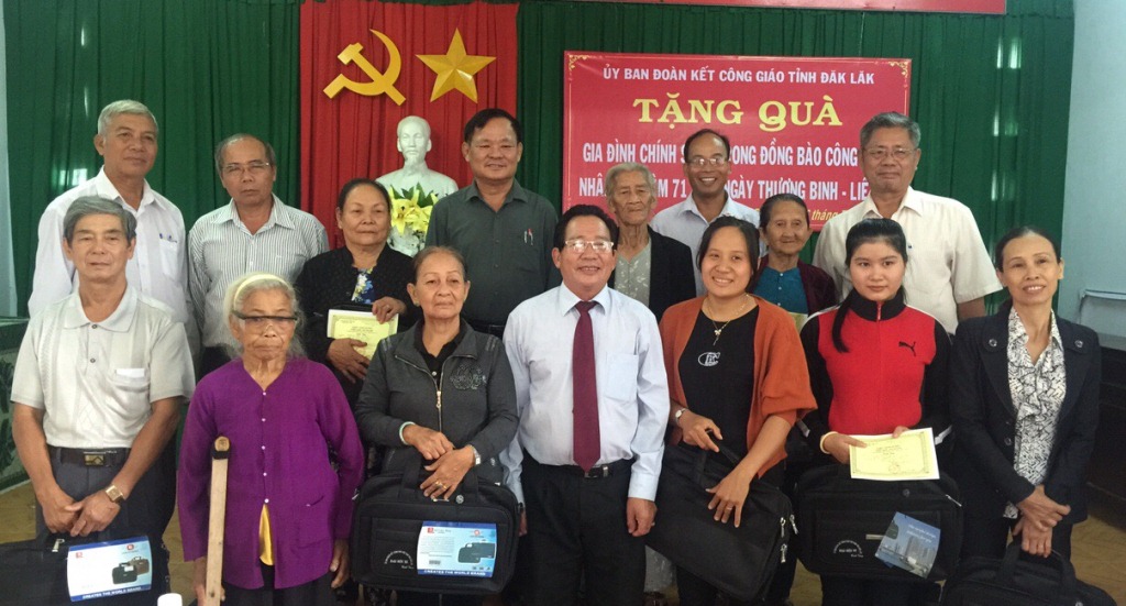 Các gia đình thân nhân liệt sỹ huyện Krông Pắc nhận quà của Ủy ban Đoàn kết Công giáo tỉnh. Ảnh: Dương Văn Tuệ