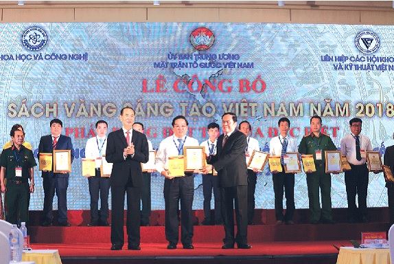 Chủ tịch nước Trần Đại Quang và Chủ tịch Ủy ban Trung ương Mặt trận Tổ quốc Việt Nam Trần Thanh Mẫn tặng sách và trao bằng chứng nhận Sách vàng Sáng tạo Việt Nam 2018. Ảnh: MC