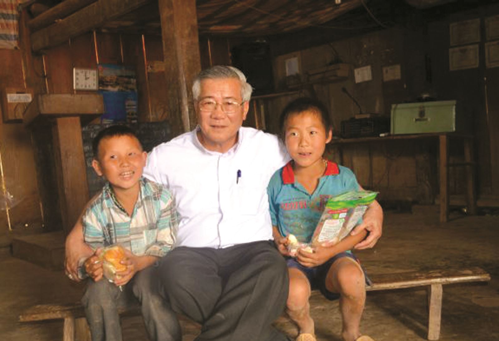 Đức cha Anphong Nguyễn Hữu Long đến với giáo dân vùng cao. Ảnh: CTV