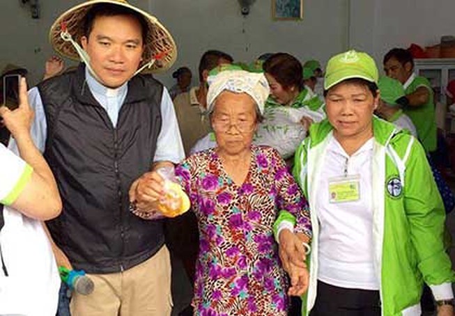Ngoài đi hát, bán đĩa… lấy tiền mở quán giúp dân nghèo linh mục Gioan Baotixita Nguyễn Tấn Sang còn tích cực làm từ thiện. Ảnh: TL