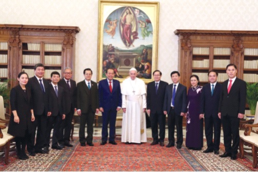  Phó Thủ tướng Thường trực Chính phủ Trương Hòa Bình và đoàn Việt Nam chụp ảnh lưu niệm với Đức Giáo hoàng Phanxicô. Ảnh B.N.G