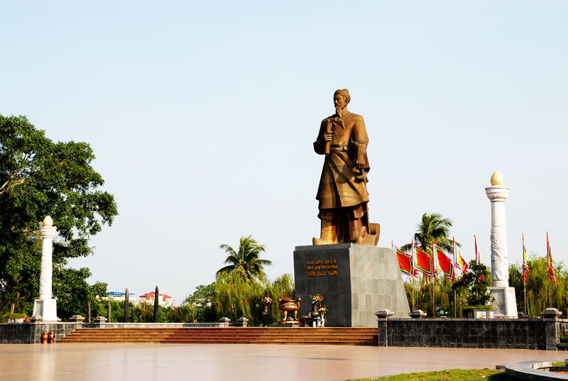 Tượng đài Quốc công tiết chế Hưng Đạo đại vương Trần Quốc Tuấn được đặt tại Quảng trường Mùng 3 tháng Hai, bên hồ Vỵ Xuyên, thành Phố Nam Định. Ảnh: An Hải