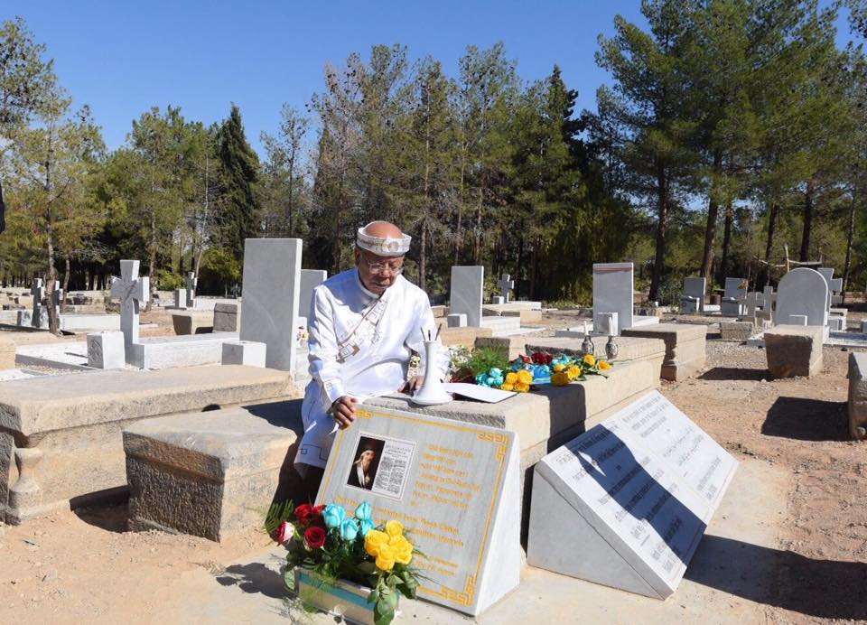 Giáo sư Nguyễn Đăng Hưng bên mộ phần linh mục Alexandre de Rhodes. Ảnh: MHN Ảnh: Minh Hải