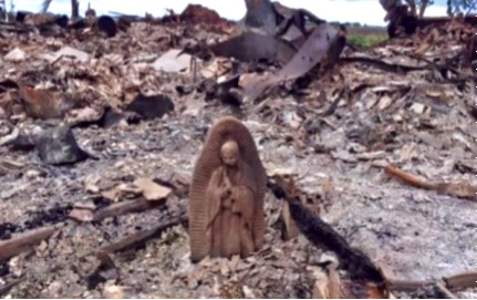 Pho tượng Đức Mẹ vẫn nguyên vẹn trong hỏa hoạn.