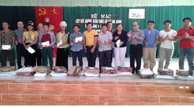 Đoàn Ủy ban Đoàn kết Công giáo Việt Nam thành phố Hà Nội đến với bà con vùng lũ. Ảnh: HT