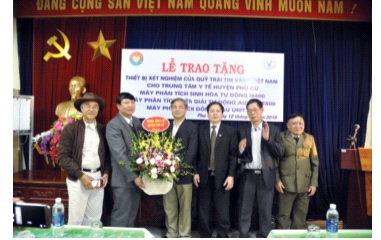 Ông Nguyễn Ngọc Khôi nhận hoa chúc mừng của Trung tâm Y tế huyện Phù Cừ (Hưng Yên).