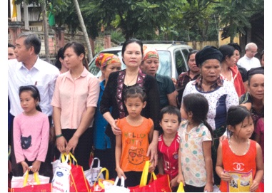 Không kém chồng, bà Maria Nguyễn Thị Nga cũng rất tích cực làm từ thiện. Ảnh: Đỗ Hoa