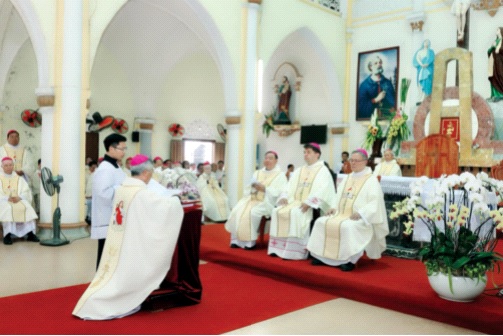 Đức Giám mục Anphong Nguyễn Hữu Long tuyên xưng đức tin trong thánh lễ tạ ơn chính thức nhận sứ vụ mục tử giáo phận Vinh. Ảnh: CTV