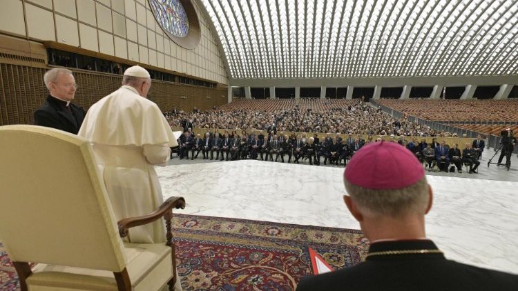 DTC tiếp 1 ngàn người gồm các thẩm phán, các viên chức hành chánh của tòa kiểm toán Italia (Vatican Media)
