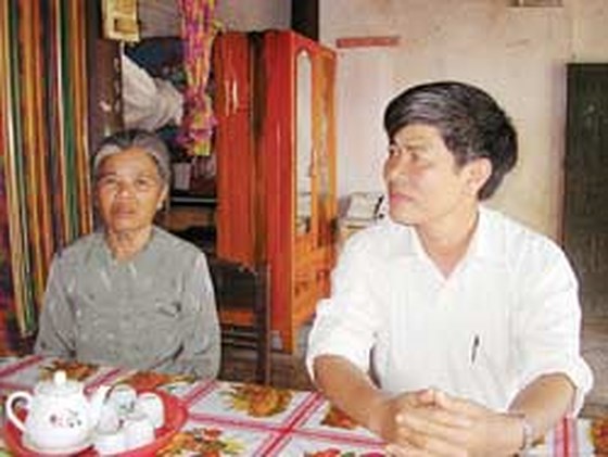 Vợ và con trai đầu của Anh hùng liệt sĩ Nguyễn Xảo. Ảnh: TL