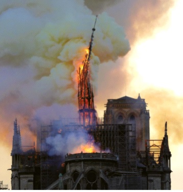 Gác chuông của Nhà thờ Đức Bà Paris sụp đổ khi nhà thờ bị nhấn chìm trong ngọn lửa ở trung tâm Paris vào ngày 15/4/2019. Ảnh: AFP
