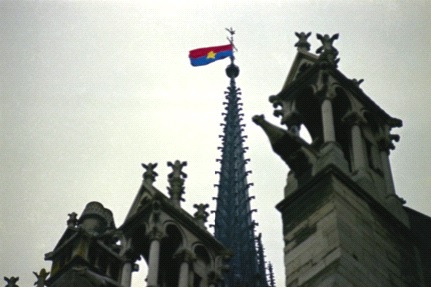 Lá cờ của Mặt trận Dân tộc Giải phóng miền Nam Việt Nam tung bay trên đỉnh tháp Nhà thờ Đức bà Paris trong đêm 19/1/1969. Ảnh: AP 