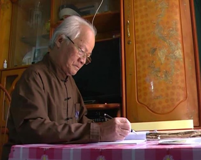 Nghệ nhân Diệp Minh Tài nghiên cứu các tài liệu Hán cổ. Ảnh: Cẩm Vân