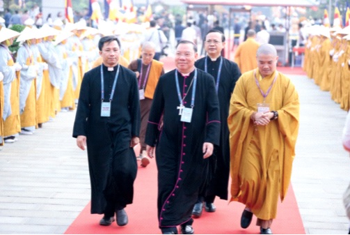 Đức Tổng Giám mục Tổng giáo phận Hà Nội Giuse Vũ Văn Thiên dự lễ khai mạc Đại lễ Vesak 2019. Ảnh: Mạnh Cường