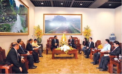 Phó Chủ tịch Ngô Sách Thực tiếp Phó Chủ tịch UBTƯ Mặt trận Lào Xây dựng đất nước Khăm Lạ Ling Na Sỏn và các đại biểu. Ảnh: Mạnh Cường