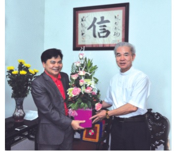Linh mục Giuse Trần Xuân Mạnh - Chủ tịch Ủy ban ĐKCGVN chúc mừng báo NCGVN. Ảnh: Phạm Cường