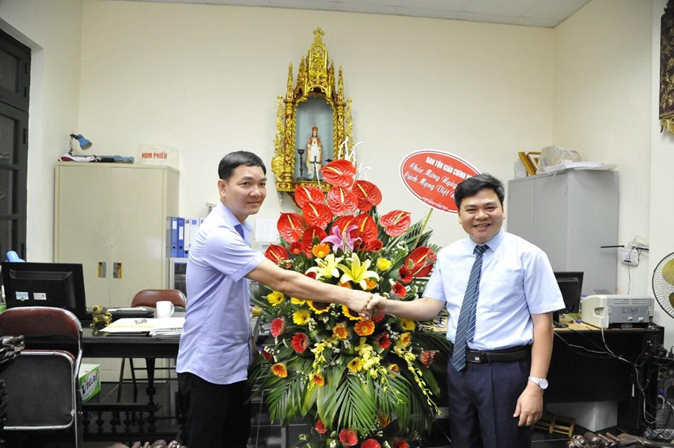 đại diện Ban Tôn giáo Chính phủ đã đến thăm, tặng hoa và Chúc mừng Ban biên tập, đội ngũ phóng viên, Biên tập viên Báo Người Công giáo Việt Nam.