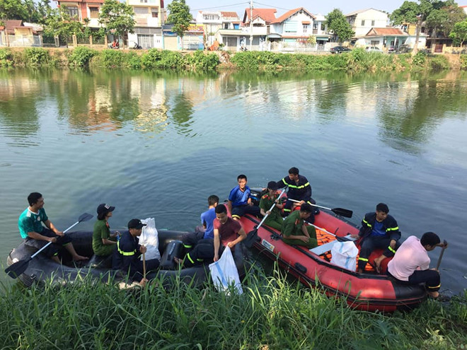 Một nhóm bạn trẻ Huế tham gia vớt rác trên sông Ngự Hà trong ngày Chủ nhật xanh