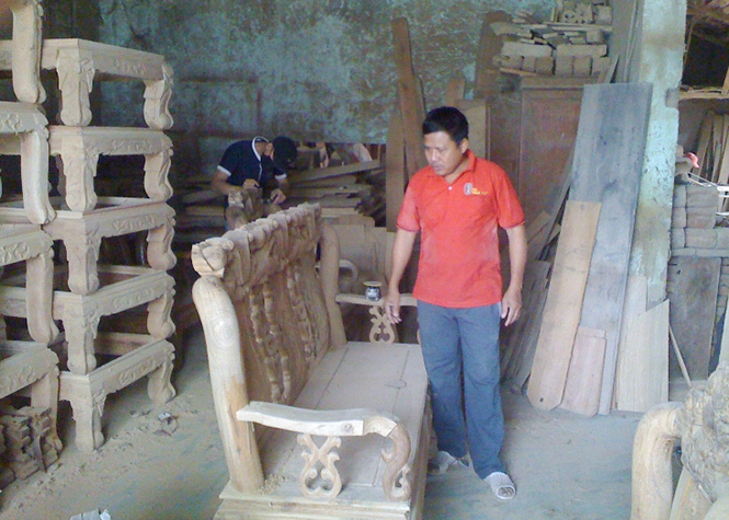 Anh Nguyễn Văn Hùng bên cơ sở sản xuất mộc mỹ nghệ của mình.