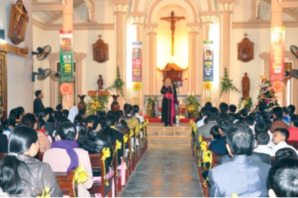 Thánh lễ ban Bí tích Thêm sức và kỷ niệm 10 năm cung hiến tại giáo xứ Đông Yên. Ảnh: CTV
