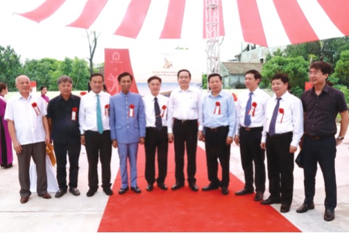 Chủ tịch Trần Thanh Mẫn chụp ảnh lưu niệm với các đại biểu.