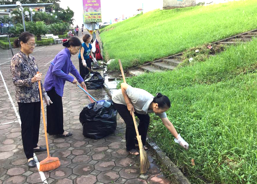 Các Ban Công tác Mặt trận tại phường Ngọc Lâm (quận Long Biên, Hà Nội) vận động nhân dân tham gia tổng vệ sinh môi trường. Ảnh: CTV