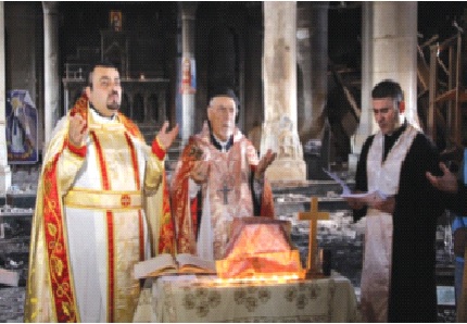 Đức Giám mục Petros Mouche và Đức Giám mục Majeed (bên trái ảnh) dâng thánh lễ đầu tiên ở nhà thờ Chính tòa Al Taheera, Qaraqosh sau khi IS rút khỏi khu vực này. Ảnh: CTV Ảnh: TL