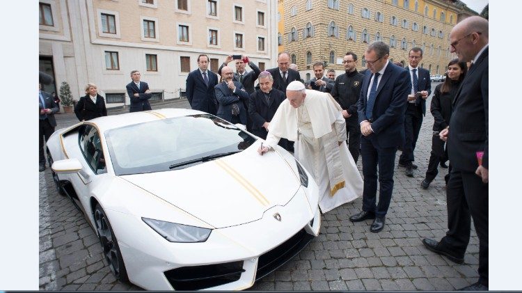 Đức Thánh Cha ký tên trên xe Lamborghini. Ảnh: AFP