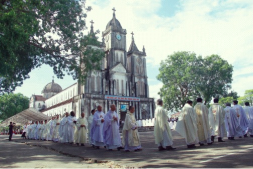 Lễ truyền chức linh mục và phó tế giáo phận Vinh 2019. Ảnh: CTV 