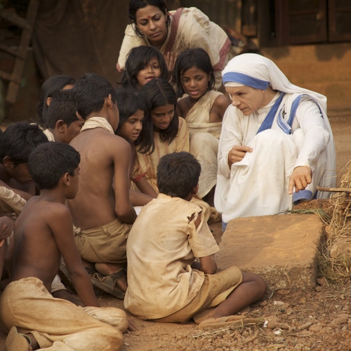 Mẹ Têrêsa Calcutta đã đi bất cứ nơi đâu để phục vụ Chúa Kitô trong những người nghèo nhất giữa những người nghèo. Ảnh: CTV