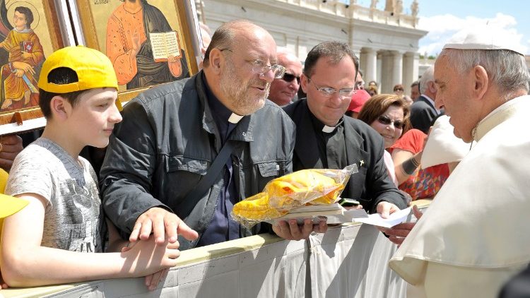 Cha Fortunato di Noto chào ĐTC trong buổi tiếp kiến chung (Vatican Media)