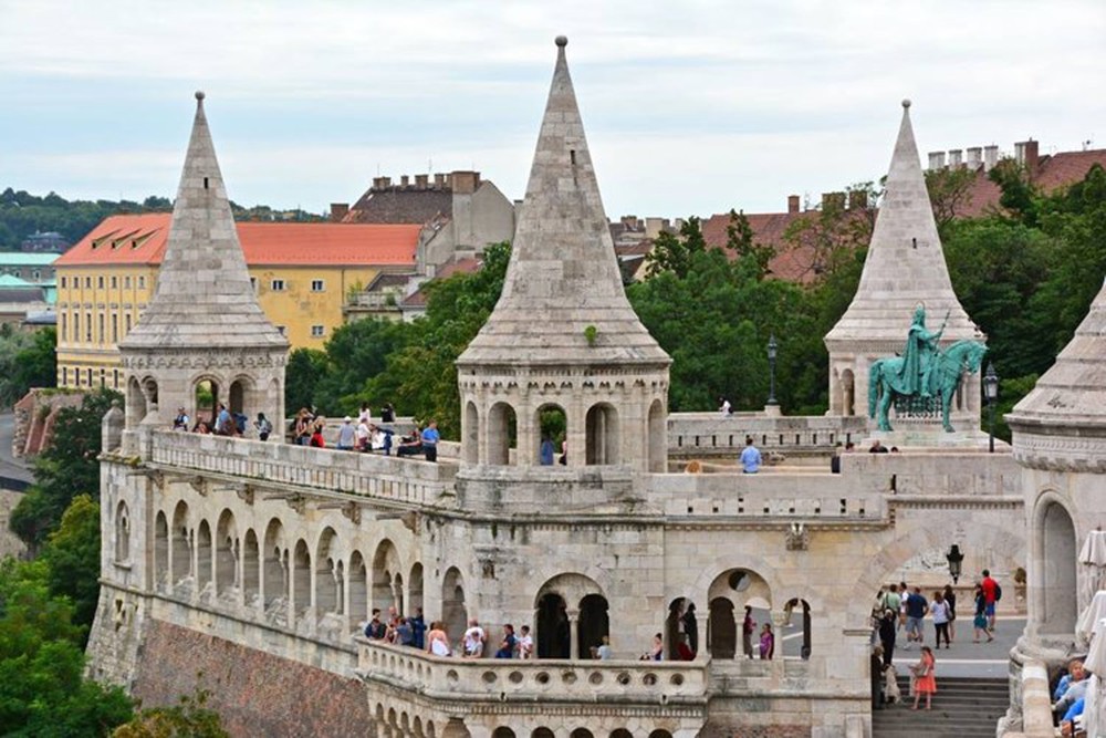 Đây là một khu lâu đài màu trắng gồm có bảy tòa tháp đại diện cho bảy bộ tộc đã sinh sống tại khu vực Budapest vào năm 896. Ảnh: CTV 