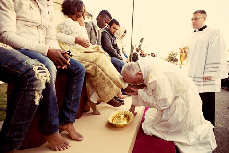 Đức Thánh Cha rửa chân cho tù nhân ở nhà tù Paliano vào thứ 5 Tuần Thánh. Ảnh: AFP