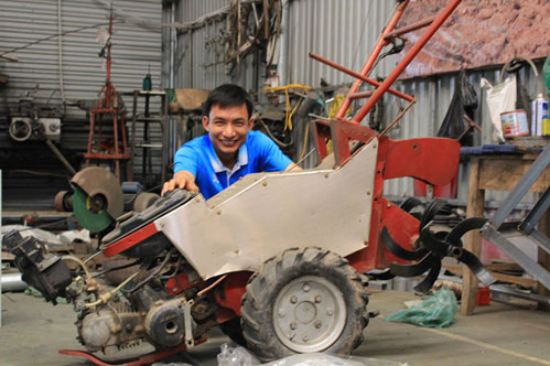 Nhà sáng chế nông dân Tạ Đình Huy thành công trong việc chế tạo máy nông nghiệp tiện lợi. Ảnh: Hà Thanh