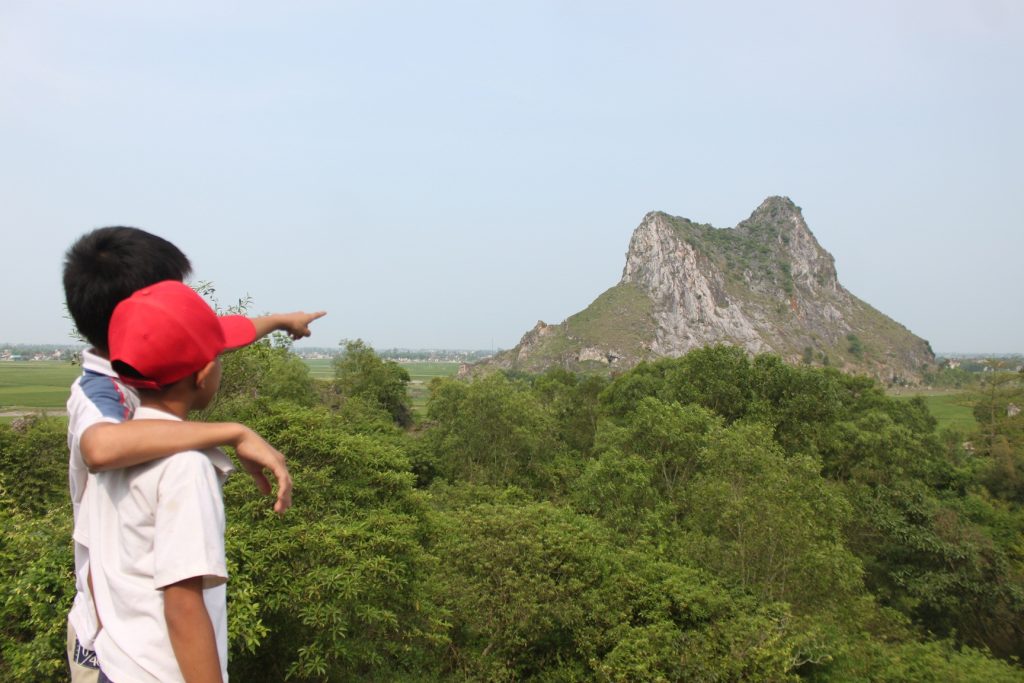 Lèn Hai Vai nhìn từ trên núi Lĩnh Sơn. Ảnh: Trần Hòa