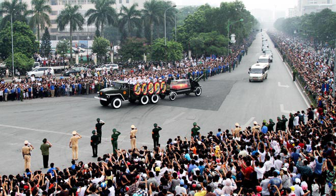 Dọc hai bên đường từ nhà tang lễ tới sân bay Nội Bài, hàng chục vạn người dân Thủ đô đưa tiễn Đại tướng Võ Nguyên Giáp về với đất mẹ Quảng Bình.