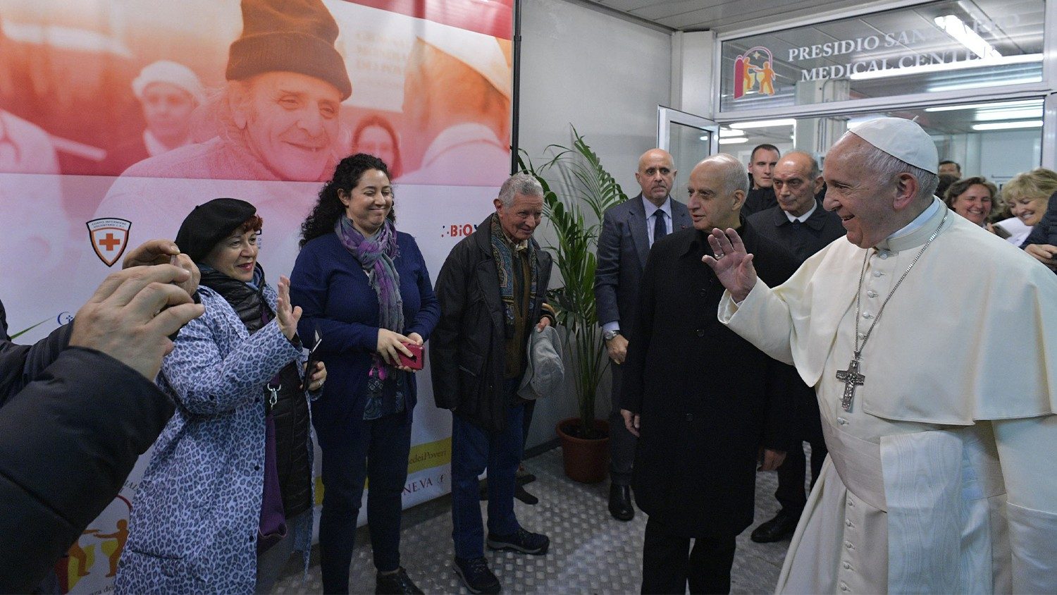 Đức Thánh Cha Phanxicô đã đến quảng trường thánh Phêrô thăm cơ sở y tế dành cho người nghèo và sau đó đến Palazzo Migliori để khánh thành trung tâm đón tiếp người nghèo và người vô gia cư. Ảnh: AFP