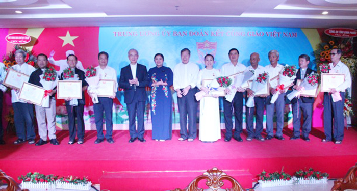 Các đồng chí lãnh đạo tỉnh và Trung ương UBĐKCGVN trao kỷ niệm chương “Đồng hành cùng dân tộc” cho 16 cá nhân tỉnh Bình Phước
