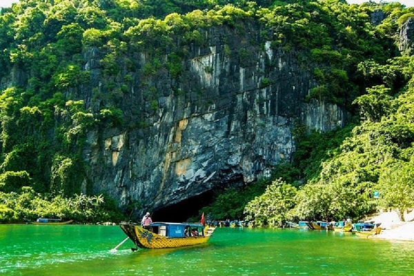 Mô hình dịch vụ chạy thuyền chở khách, chụp ảnh, bán hàng lưu niệm tại Vườn Quốc gia Phong Nha-Kẻ Bàng đem lại thu nhập ổn định cho nhiều hộ gia đình vùng giáo. Ảnh: Hoàng Hải