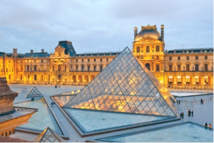 Quang cảnh bên ngoài bảo tàng Louvre. Ảnh: CTV