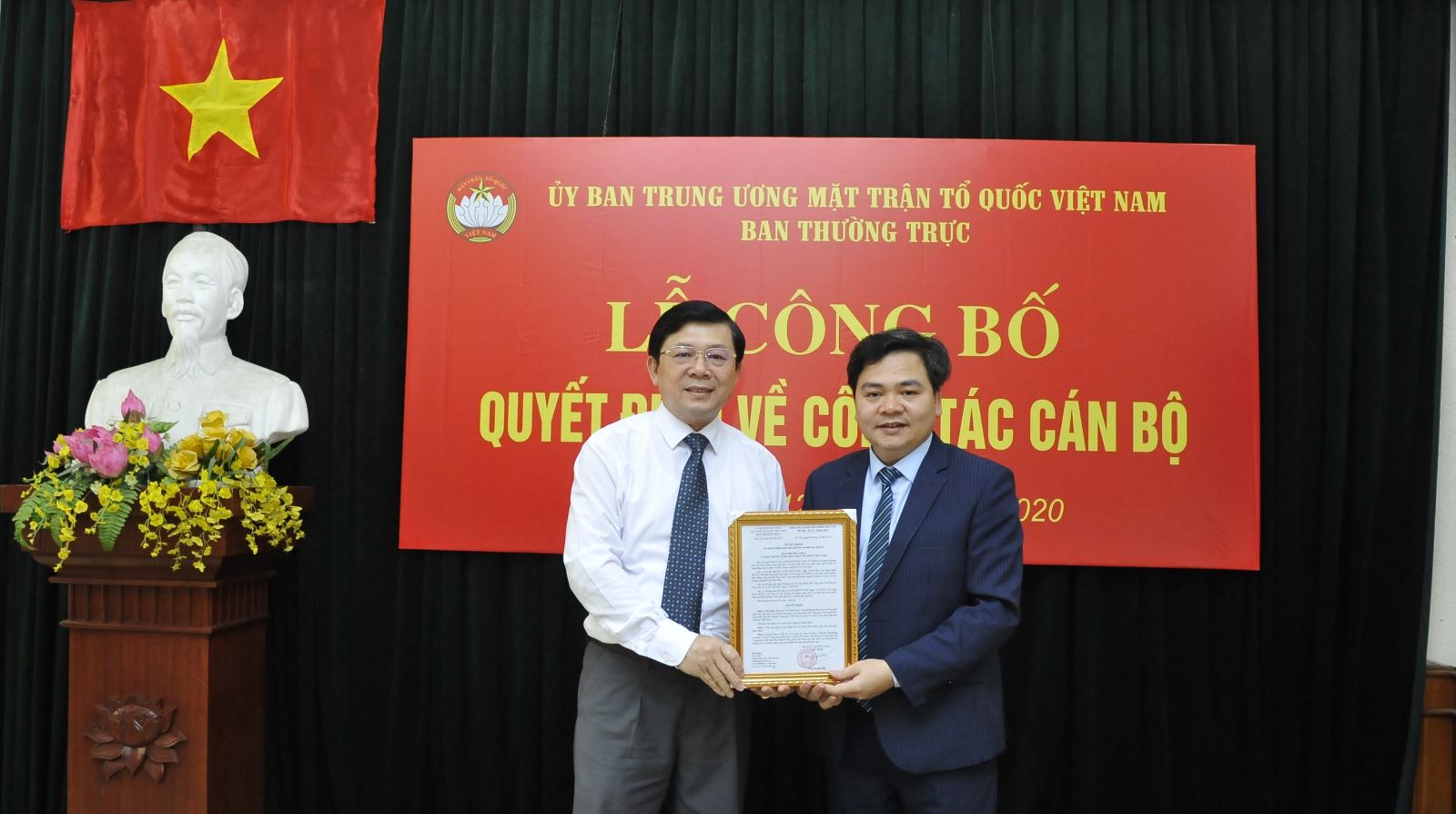 Phó Chủ tịch UBTƯ MTTQ Việt Nam Nguyễn Hữu Dũng trao Quyết định bổ nhiệm ông Vũ Thành Nam. Ảnh: MC Ảnh: TL