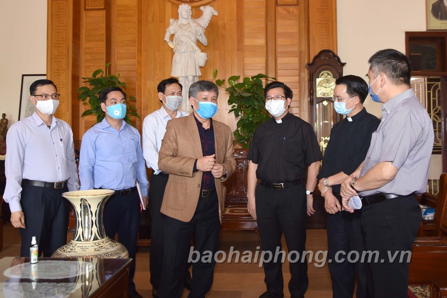 Đồng chí Nguyễn Xuân Bình, Phó chủ tịch Thường trực UBND thành phố nắm bắt tình hình phòng chống dịch COVID-19 tại Tòa Giám mục thành phố.