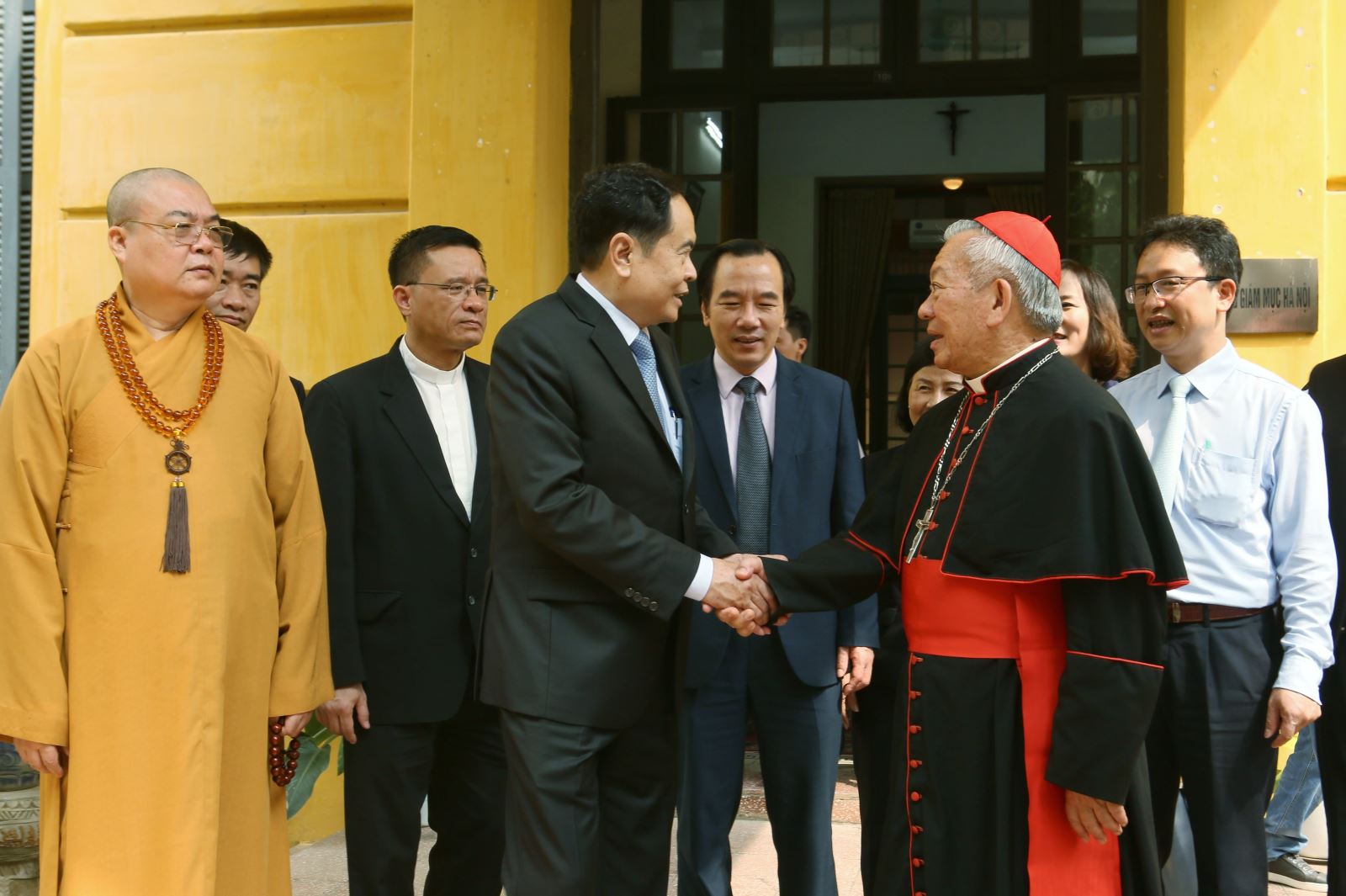 Chủ tịch Trần Thanh Mẫn thăm hỏi Hồng y, Tổng Giám mục Nguyễn Văn Nhơn nhân dịp Lễ phục sinh ngày 3/4/2018. Ảnh: Quang Vinh.