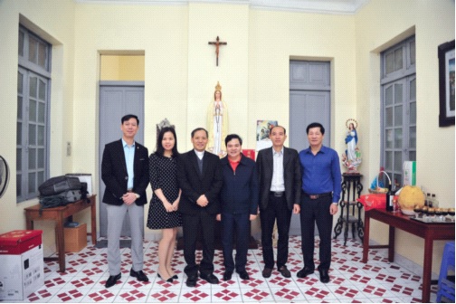 Đoàn báo NCGVN và Văn phòng Trung ương UBĐKCG Việt Nam thăm, chúc mừng cha Giuse. Ảnh: Mạnh Cường